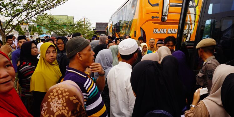 Isak Tangis Keluarga Warnai Pelepasan 282 Calhaj Kloter 14 Asal Rokan Hilir