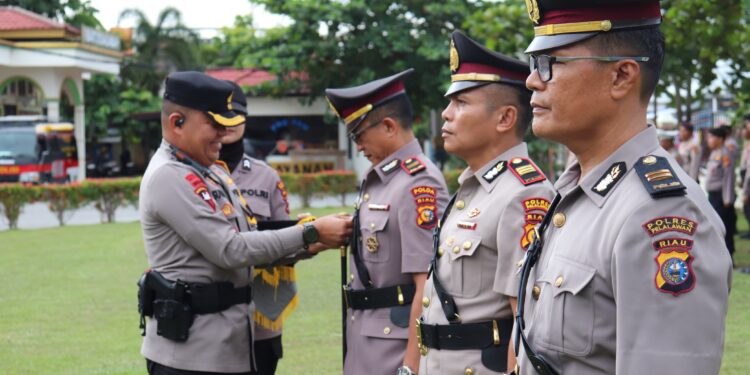 Kapolres Pelalawan Pimpin Upacara Pelantikan dan Serah Terima Jabatan Kapolsek