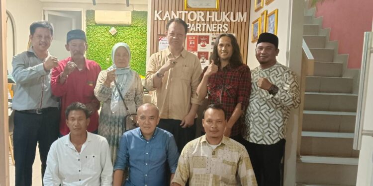 Tokoh Masyarakat Muara Gembong dan Bekasi Utara mengunjungi Kantor Ulung Purnama, S.H.,M.H Menyampaikan Aspirasi dan Dukungannya