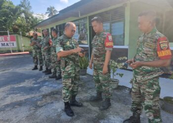 Dan Ramil 04/Pangkalan Kuras Kapten Arh H. Simbolon Periksa Hand Phone Anggotanya, Pastikan Tidak Ada Terlibat Judi Online