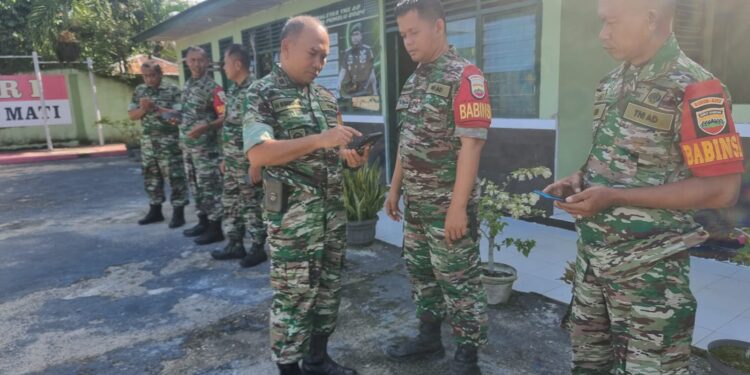 Dan Ramil 04/Pangkalan Kuras Kapten Arh H. Simbolon Periksa Hand Phone Anggotanya, Pastikan Tidak Ada Terlibat Judi Online