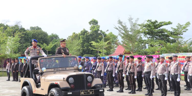 Di Hari Bhayangkara ke -78, Kapolres Pelalawan Berikan Penghargaan kepada 21 Anggota Polri yang Berprestasi