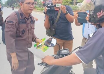 Kejari Pelalawan Bagikan Brosur dan Stiker Anti Korupsi Ke Pengguna Jalan