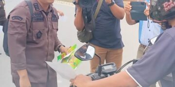 Kejari Pelalawan Bagikan Brosur dan Stiker Anti Korupsi Ke Pengguna Jalan