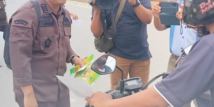 Kejari Pelalawan Bagikan Brosur dan Stiker Anti Korupsi Ke Pengguna Jalan