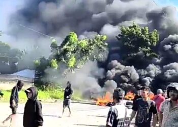 Memanas!!, Diduga Puluhan Preman Bayaran Serang Warga H.Anif dan 2 Unit Mobil Terbakar