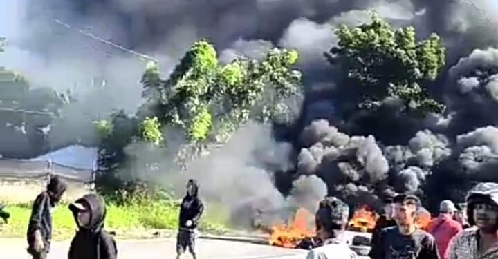 Memanas!!, Diduga Puluhan Preman Bayaran Serang Warga H.Anif dan 2 Unit Mobil Terbakar