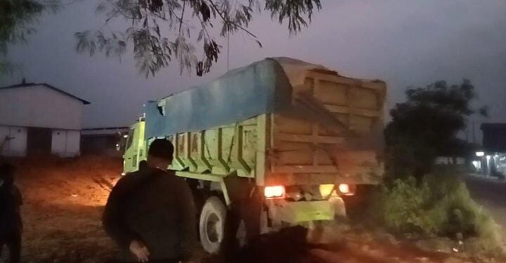 Warga dan Pengendara Keluhkan Ceceran Tanah Proyek PT Prima Indah Lestari di Desa Junti