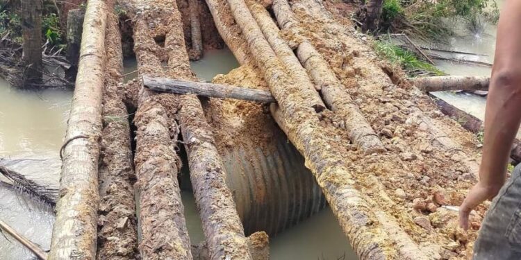 Jembatan Desa Tunas Karya Sikara-kara II Kecamatan Natal Mengundang Maut