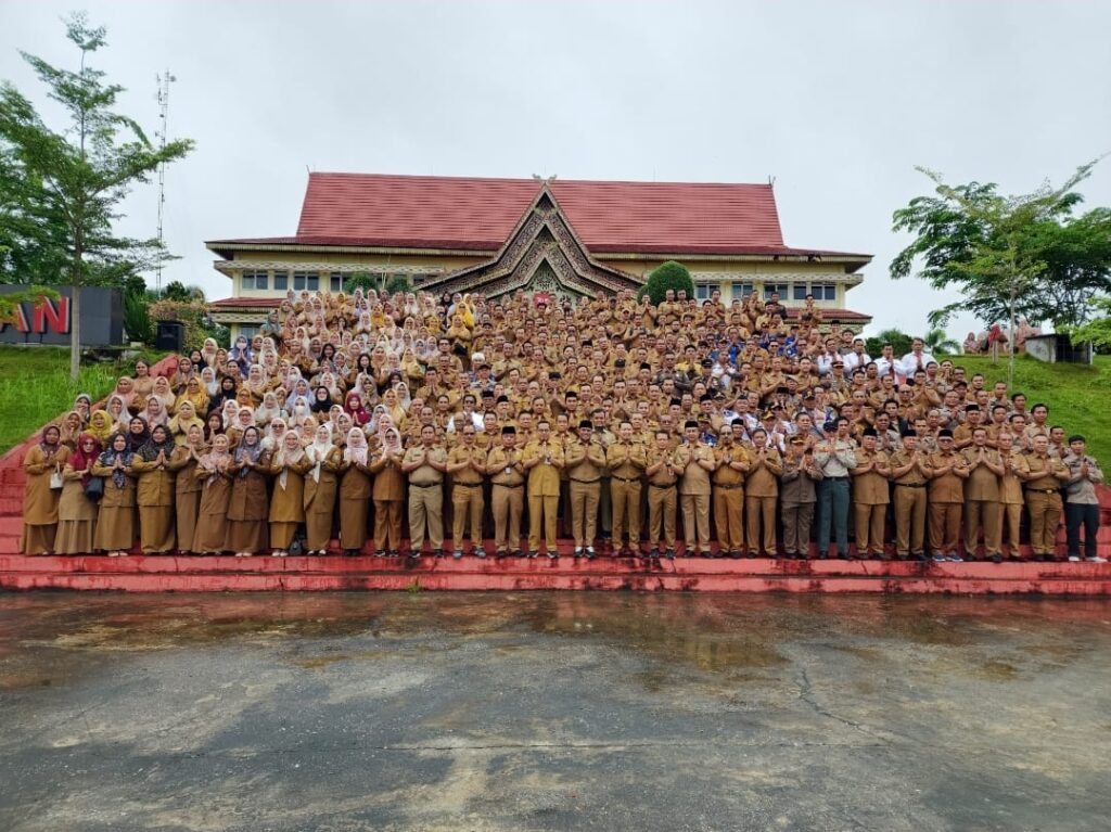 Perdana Masuk Kerja Setelah Lebaran, Bupati Pelalawan H Zukri Pimpinan Apel dan Halal Bihalal bersama ASN