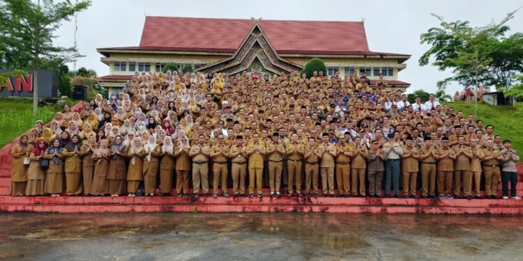 Perdana Masuk Kerja Setelah Lebaran, Bupati Pelalawan H Zukri Pimpinan Apel dan Halal Bihalal bersama ASN