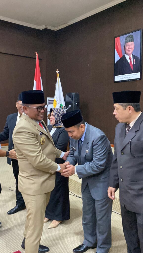 Bupati H.Zukri Lantik 7 Pejabat Eselon II dan Direktur Bank BPR Dana Amanah