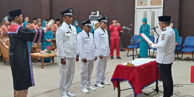 Bupati H Zukri Lantik Tiga Kepala Desa PAW di Kabupaten Pelalawan