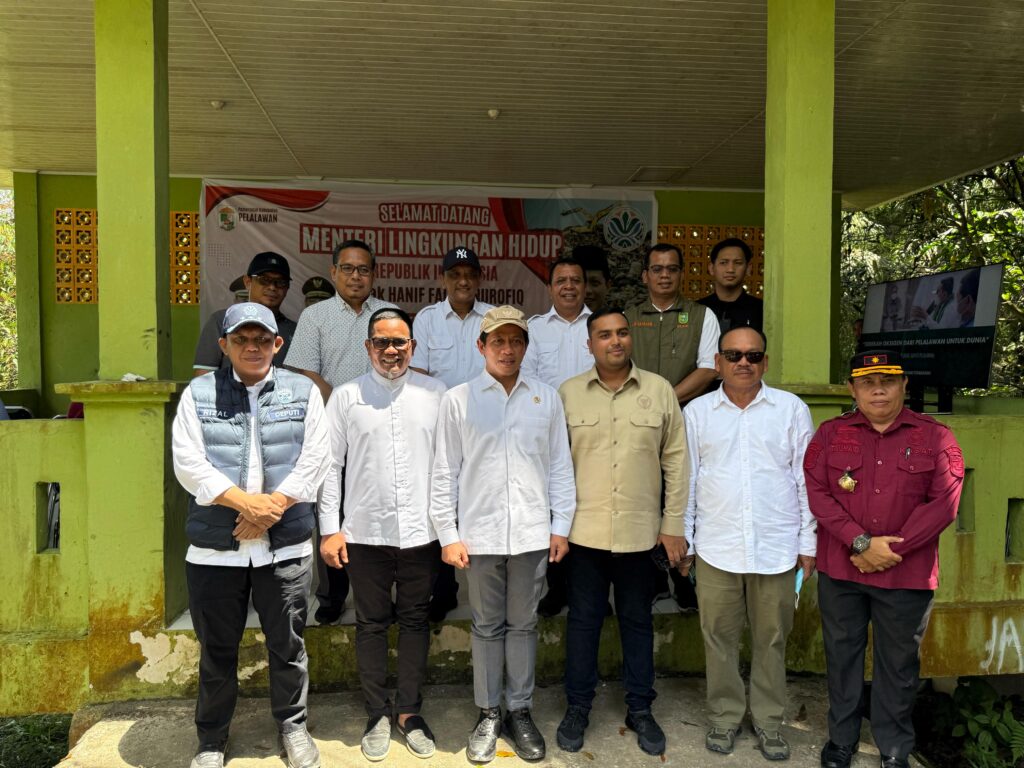 Menteri LHK Tinjau TPA Desa Kemang, Bupati H Zukri Minta Dukungan Pemerintah Pusat dan Komisi XII DPR RI