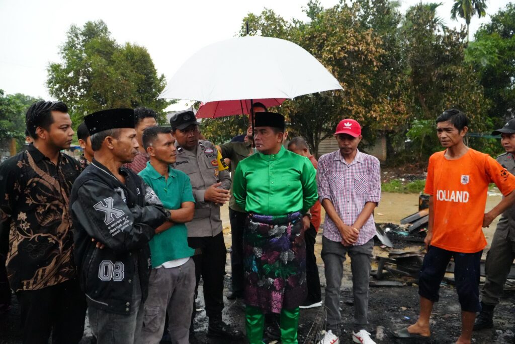 Bupati Pelalawan Tinjau Lokasi Kebakaran Pasar Kuala Semundem Dan Salurkan Bantuan