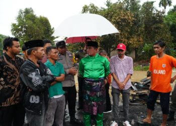 Bupati Pelalawan Tinjau Lokasi Kebakaran Pasar Kuala Semundem Dan Salurkan Bantuan