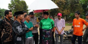 Bupati Pelalawan Tinjau Lokasi Kebakaran Pasar Kuala Semundem Dan Salurkan Bantuan