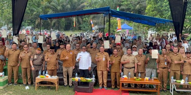 Penyerahan Sertifikat Redistribusi Tanah 2025, Bupati Pelalawan Imbau Warga Manfaatkan untuk Kesejahteraan