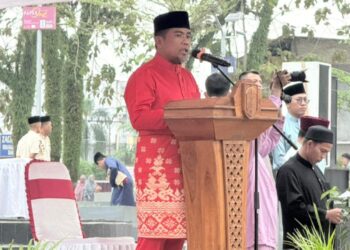 Bupati dan Wabup Sholat IED di lapangan Mini Soccer Pangkalan Kerinci