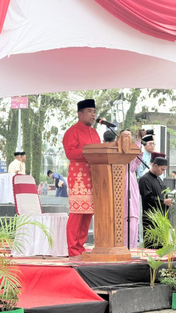 Bupati dan Wabup Sholat IED di lapangan Mini Soccer Pangkalan Kerinci