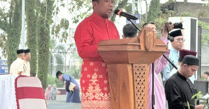 Bupati dan Wabup Sholat IED di lapangan Mini Soccer Pangkalan Kerinci