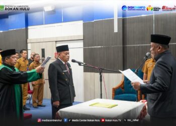 Bupati Anton Resmi Lantik Drs. H. Yusmar, M. Si Sebagai Pj Sekda Rokan Hulu