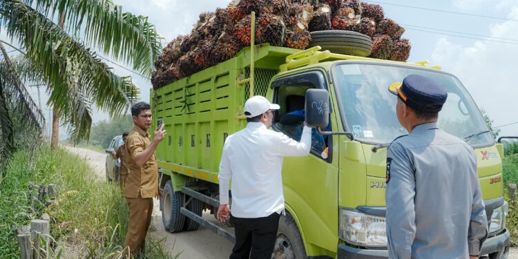 Tidak berkontribusi memperbaiki jalan rusak, Bupati Zukri Tegur Perusahaan Sawit