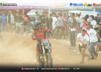 Ribuan Penonton Padati Sirkuit Permanen Pemda Rohul, Kejuaraan Motocross dan Grasstrack BMN-Putaran 1 Berlangsung Meriah.