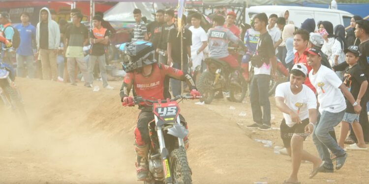 Ribuan Penonton Padati Sirkuit Permanen Pemda Rohul, Kejuaraan Motocross dan Grasstrack BMN-Putaran 1 Berlangsung Meriah.