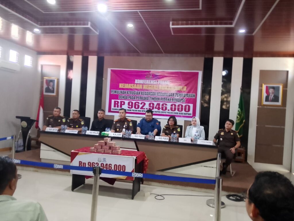 Kejari Rohul Pulihkan Kerugian Negara Rp962 Juta dari Korupsi Dana BOS SMAN 1 Ujungbatu, Sita Aset Senilai Rp1,8 Miliar