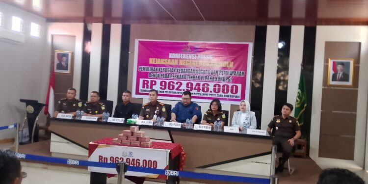 Kejari Rohul Pulihkan Kerugian Negara Rp962 Juta dari Korupsi Dana BOS SMAN 1 Ujungbatu, Sita Aset Senilai Rp1,8 Miliar