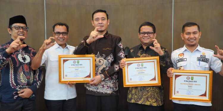 PPID Kabupaten Rokan Hulu Kembali Raih Predikat Informatif, Sabet Tiga Penghargaan pada KI Award Riau 2025