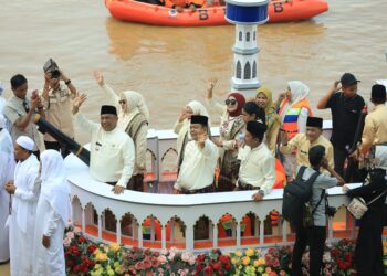 Bupati dan Wabup Rokan Hulu Naiki Jalur Ikonik di Tepian Narosa, Tampilkan Keindahan Negeri Seribu Suluk pada MTQ Riau ke-44