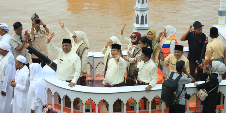 Bupati dan Wabup Rokan Hulu Naiki Jalur Ikonik di Tepian Narosa, Tampilkan Keindahan Negeri Seribu Suluk pada MTQ Riau ke-44
