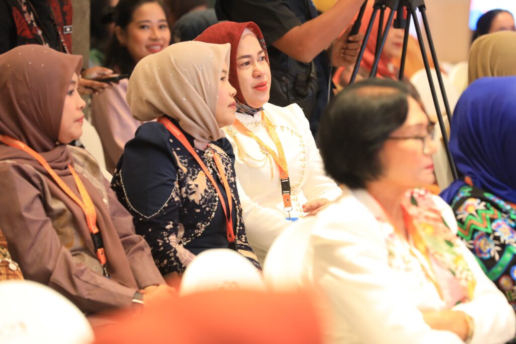 Di HUT APKASI Deli Serdang, Ketua TP PKK Rokan Hulu Sukses Pikat Perhatian Nasional Lewat Batik Khas Daerah