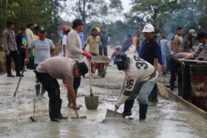 Gotong Royong Bersama Satgas Ops Damai Cartenz, Warga Mimika Rasakan Manfaat Akses Pemakaman yang Lebih Baik