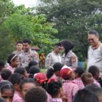 Satgas Ops Damai Cartenz Salurkan Bantuan Seragam Sekolah dan Berikan Edukasi Bahaya Narkoba dan Bijak Bermedia Sosial kepada Pelajar di Sarmi