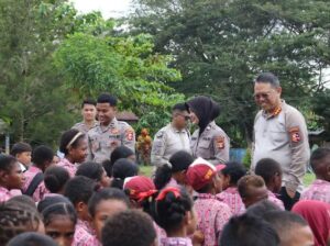 Satgas Ops Damai Cartenz Salurkan Bantuan Seragam Sekolah dan Berikan Edukasi Bahaya Narkoba dan Bijak Bermedia Sosial kepada Pelajar di Sarmi