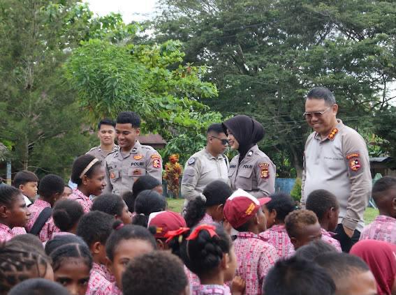 Satgas Ops Damai Cartenz Salurkan Bantuan Seragam Sekolah dan Berikan Edukasi Bahaya Narkoba dan Bijak Bermedia Sosial kepada Pelajar di Sarmi