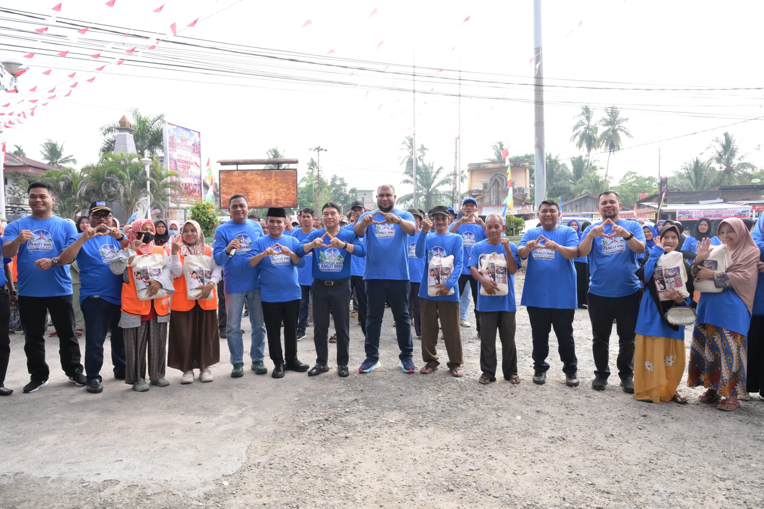 Demokrat Rohul Gelar Gerakan Langit Biru Indonesia Asri, 275 Peserta Bersihkan Pemakaman Kampung Bukit