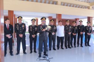 Usai Upacara HUT RI Ke-81, Kapolda NTB Lepas 8 Truk Bantuan untuk Korban Gempa NTT