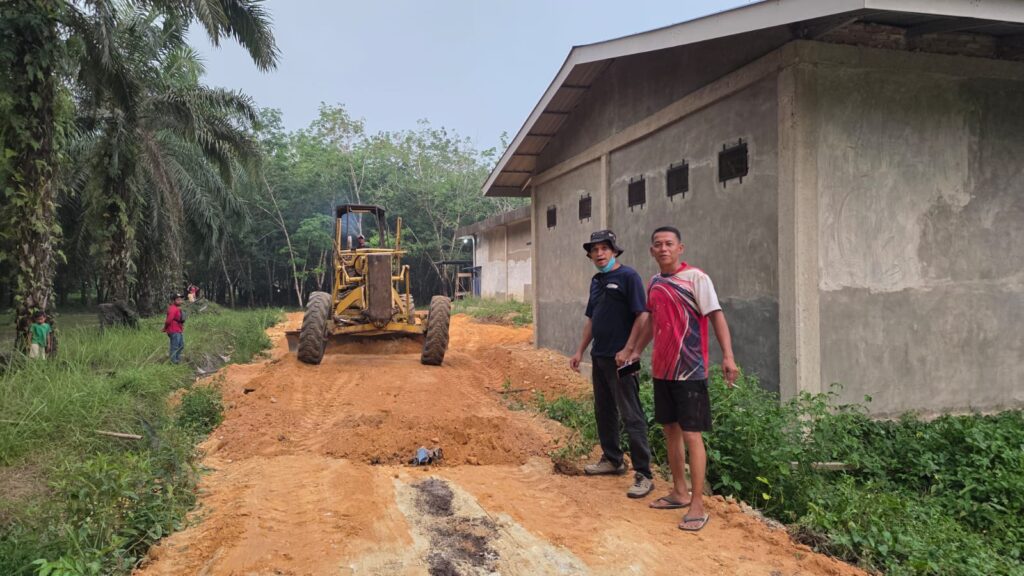 Jalan Meranti dan Jalan Karet Diperbaiki, Warga Ujungbatu Timur Apresiasi Program Swakelola Pemkab Rohul