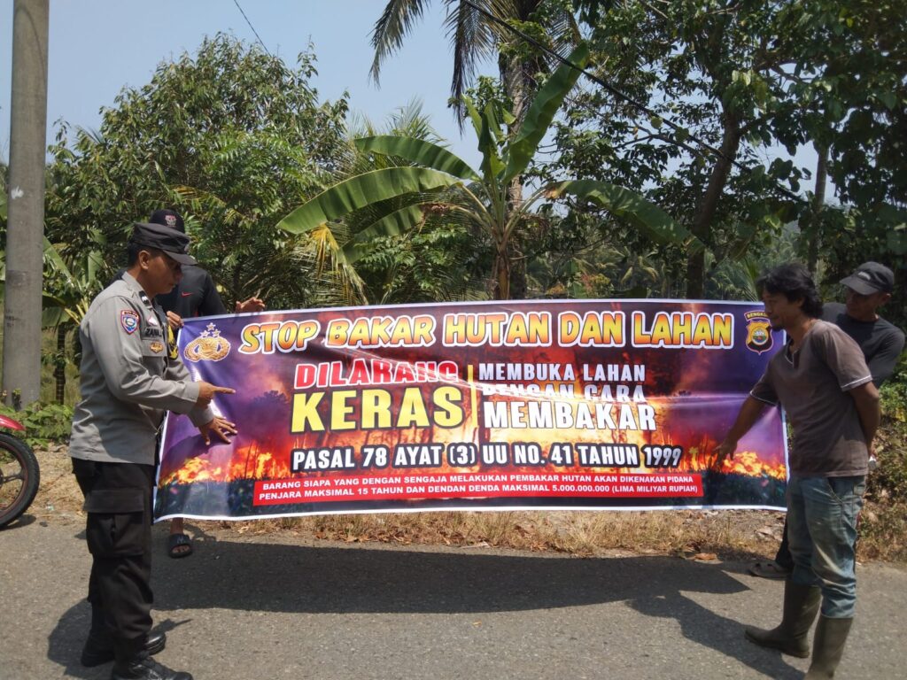 Bhabinkamtibmas Polsek Maje Imbau Warga Desa Argamulya Cegah Karhutla