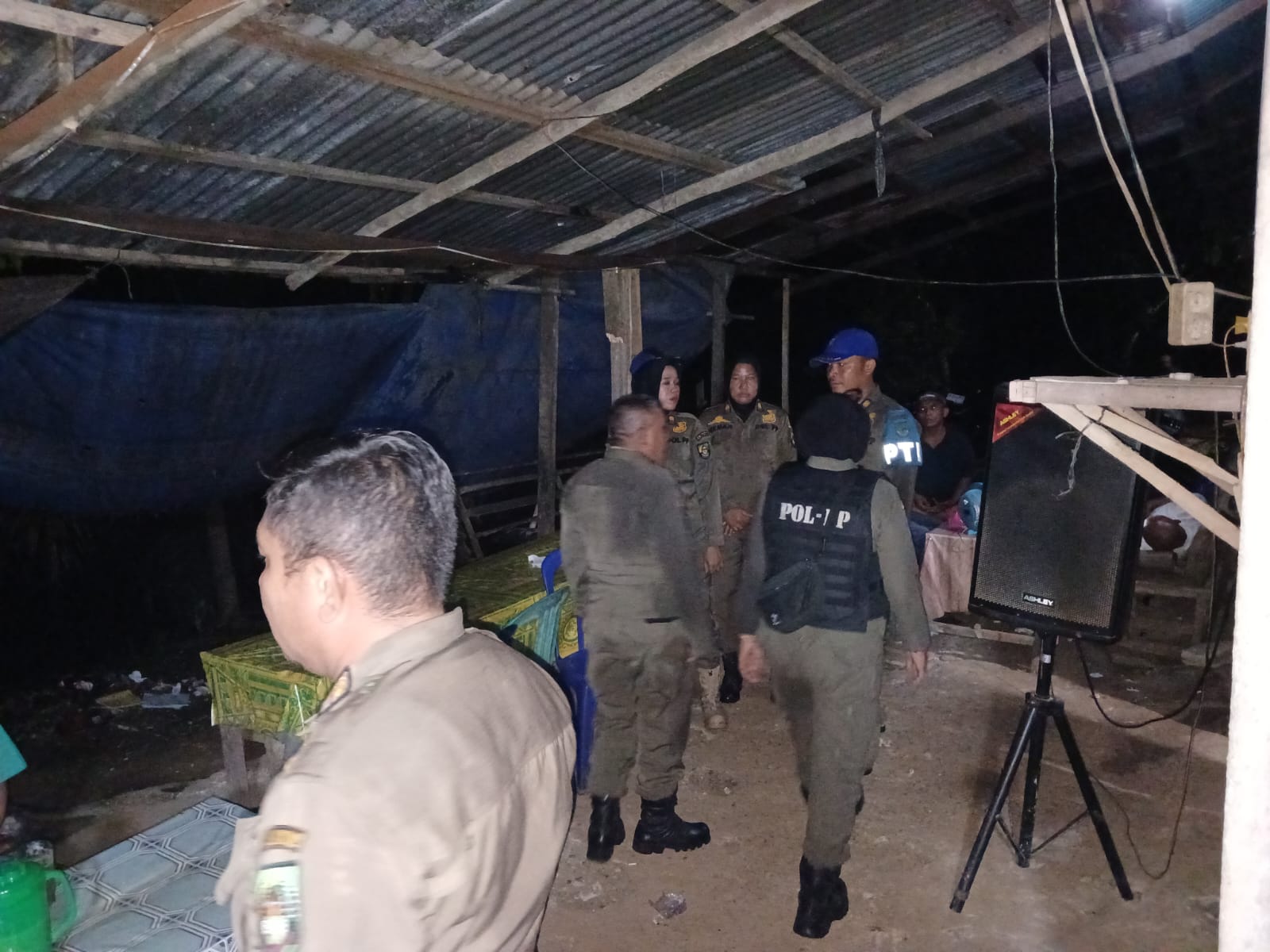 Dikeluhkan Warga, Satpol PP Rohul Datangi Warung Tuak di Jalan Lingkar Rambah